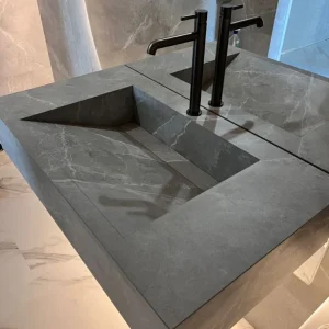 Lavatório em porcelano preto mat com veios claros ralo oculto com tampa 90x45x20