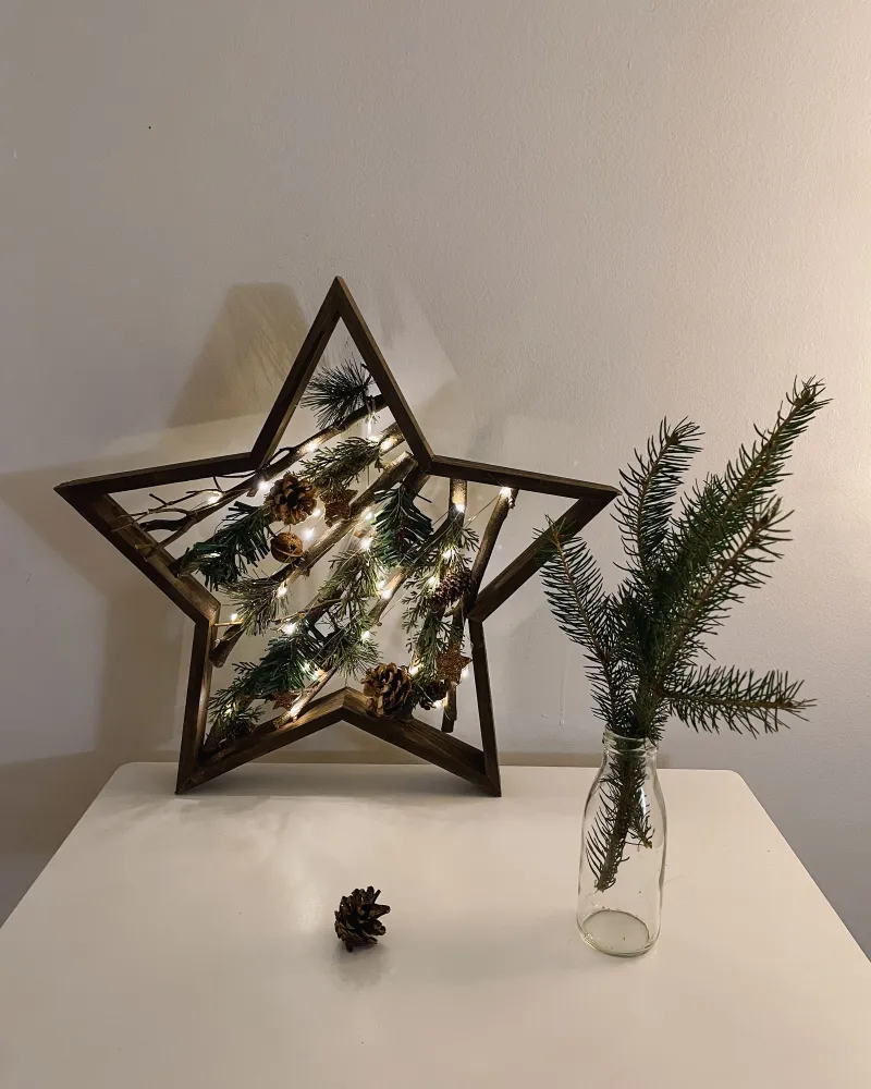 Figura decorativa LED em madeira escura 46 cm DOKKA por Artesão Local