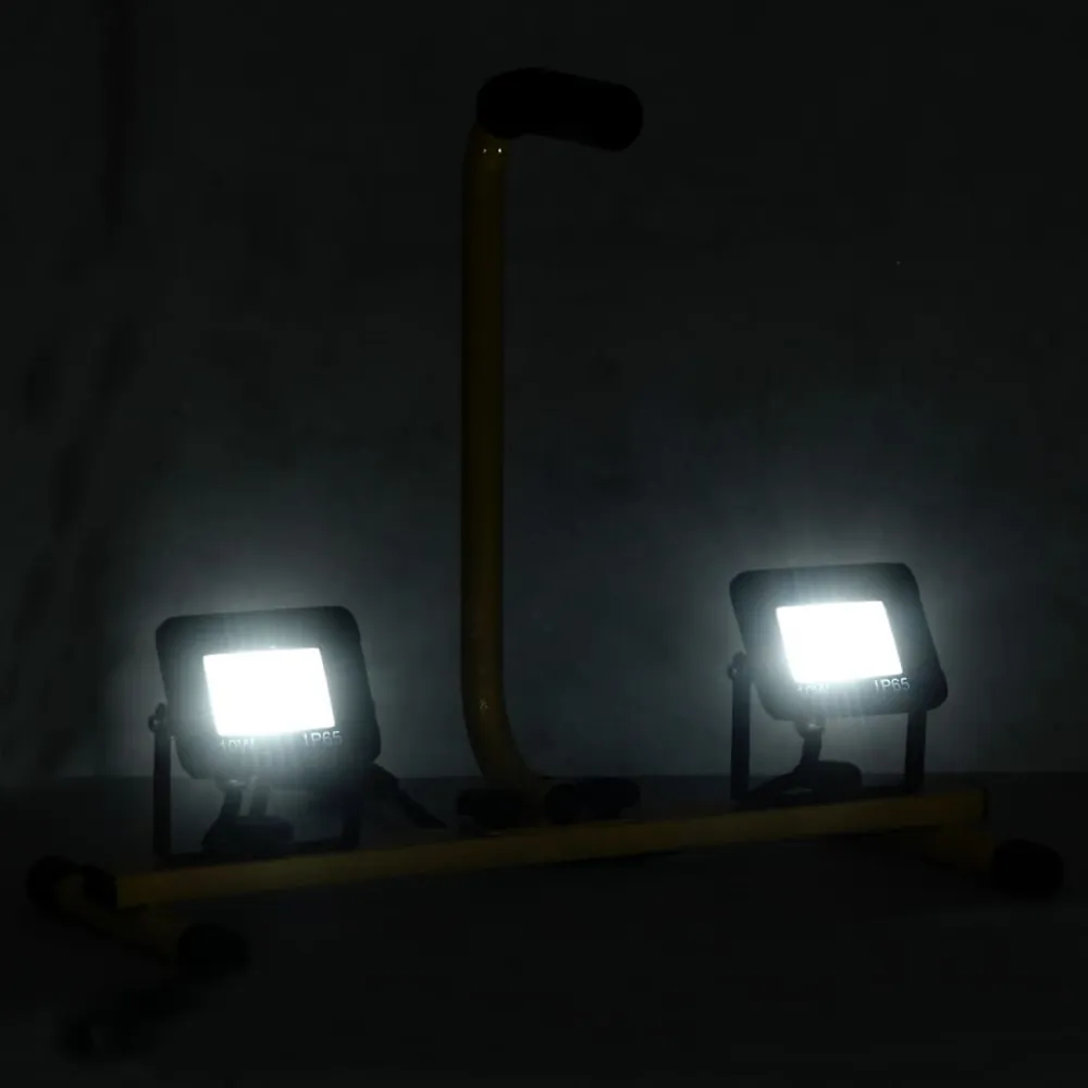 Projetor com iluminação LED e pega 2x10 W branco glacial