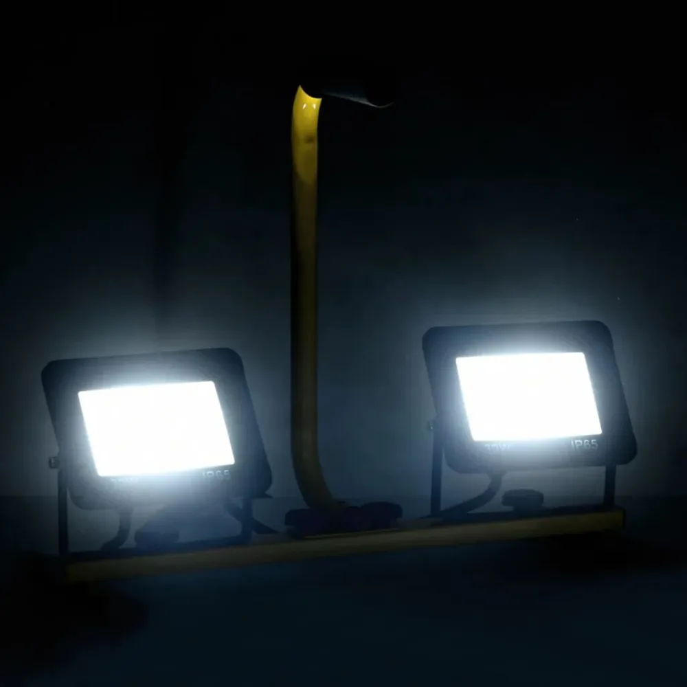 Projetor com iluminação LED e pega 2x30 W branco helado