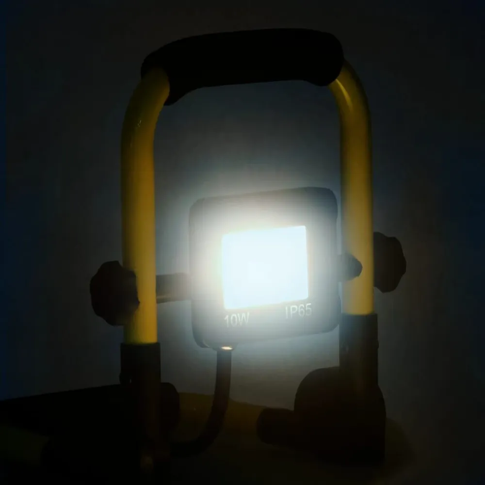 Projetor com iluminação LED e pega 10 W branco fresco