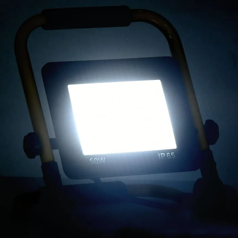 Projetor com iluminação LED e pega 50 W branco helado
