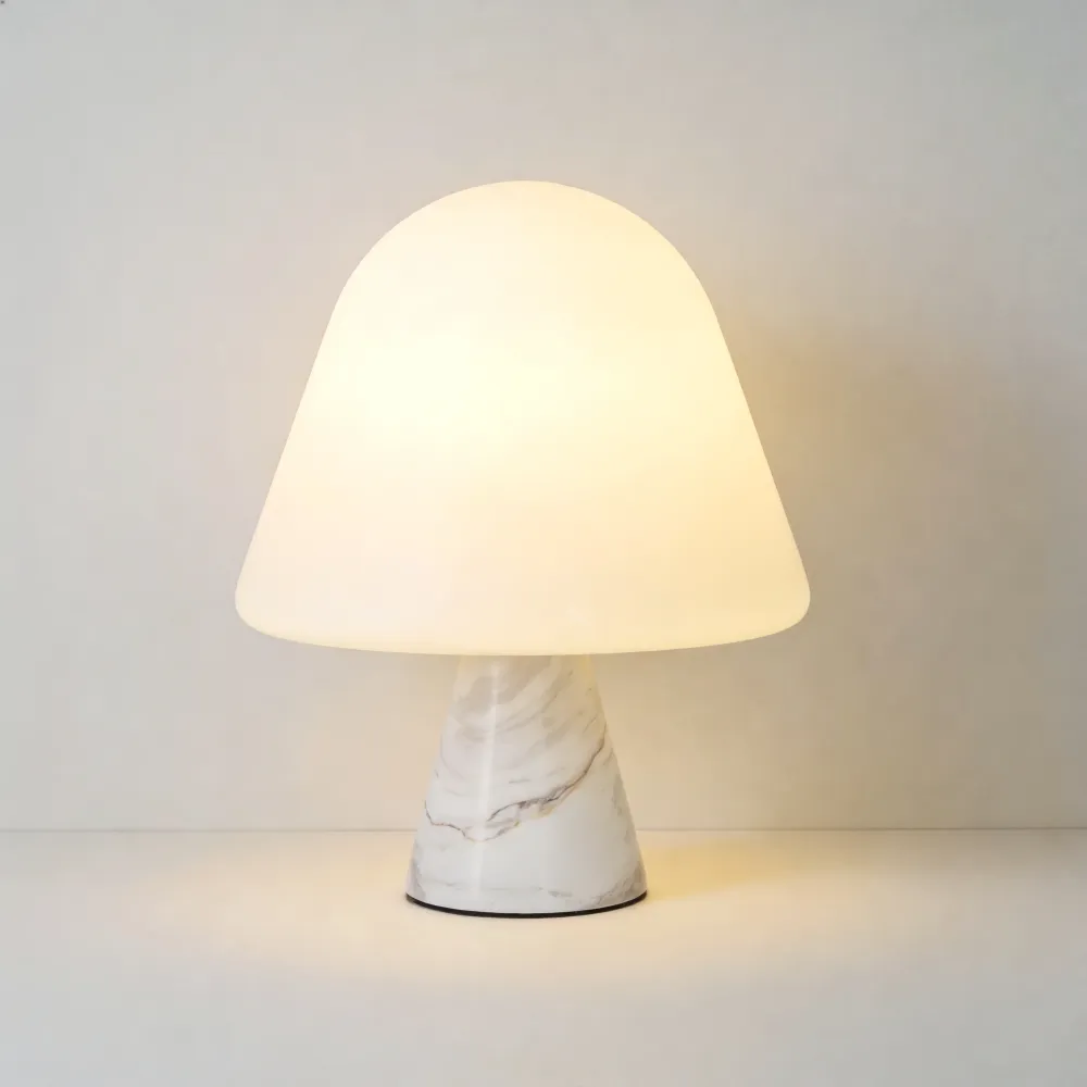 Candeeiro de Mesa Moderno Quenby em Mármore, Forma de Cogumelo Branco At Ease Home Life