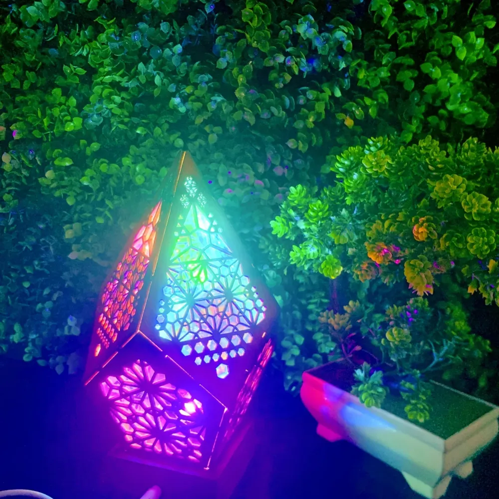 BohoGlow - Candeeiro de Mesa em Madeira com Carregamento USB e Leds Coloridos
