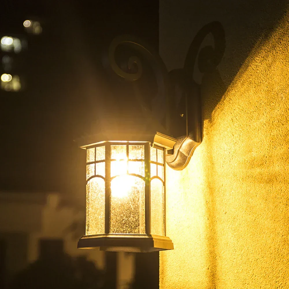 BronzeGlow – Lâmpada de Parede Nostálgica Resistente ao Tempo para Exterior – Iluminação Poupa-Energia