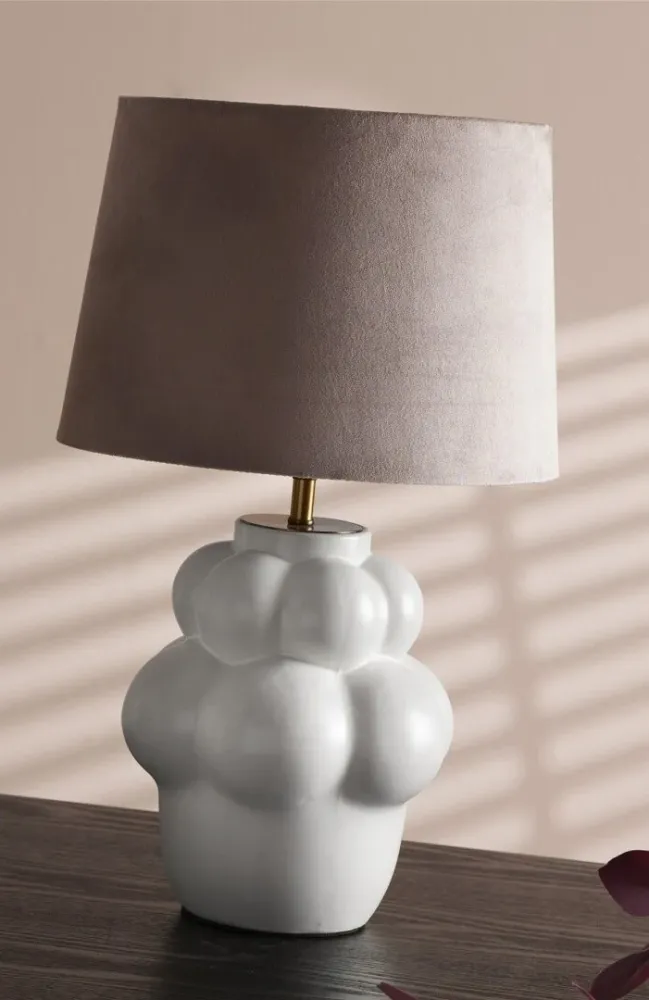 Candeeiro de mesa com formato branco e cúpula rosa.