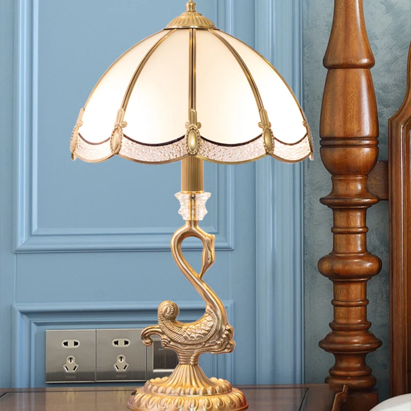 Candeeiro de Mesa de Cúpula Clássica - Candeeiro de Cabeceira em Latão com Decoração de Pássaros e Abajur de Vidro Branco