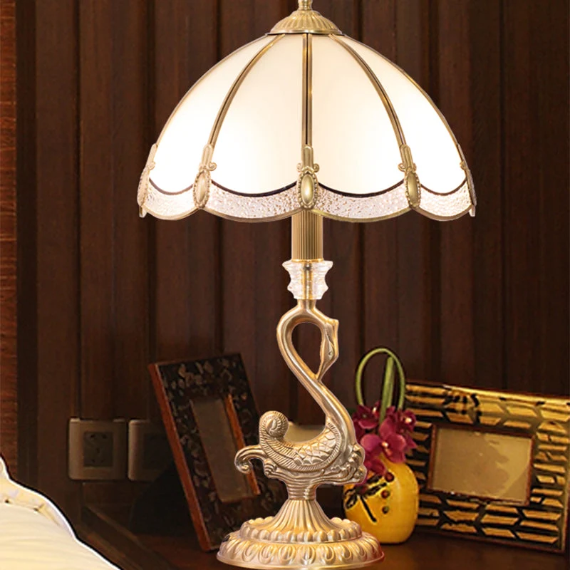 Candeeiro de Mesa de Cúpula Clássica - Candeeiro de Cabeceira em Latão com Decoração de Pássaros e Abajur de Vidro Branco