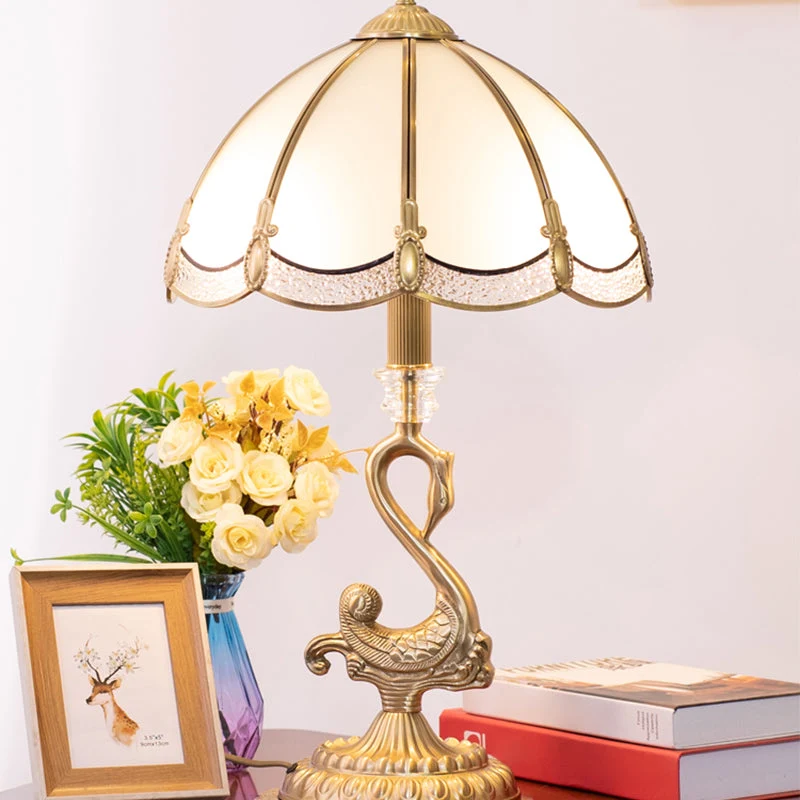 Candeeiro de Mesa de Cúpula Clássica - Candeeiro de Cabeceira em Latão com Decoração de Pássaros e Abajur de Vidro Branco