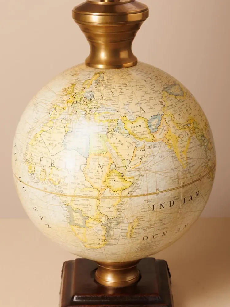 Candeeiro de mesa em forma de globo, fabricado em metal, pele e linho.