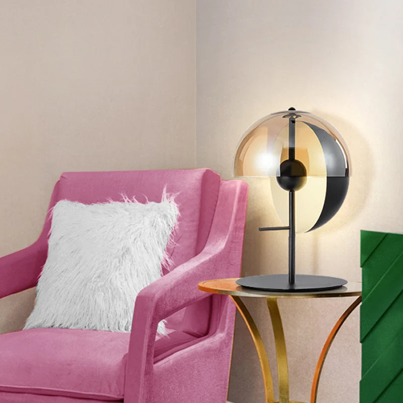Candeeiro de Mesa Globe Nachtkastlamp - Moderno Preto com Cúpula de Vidro Âmbar