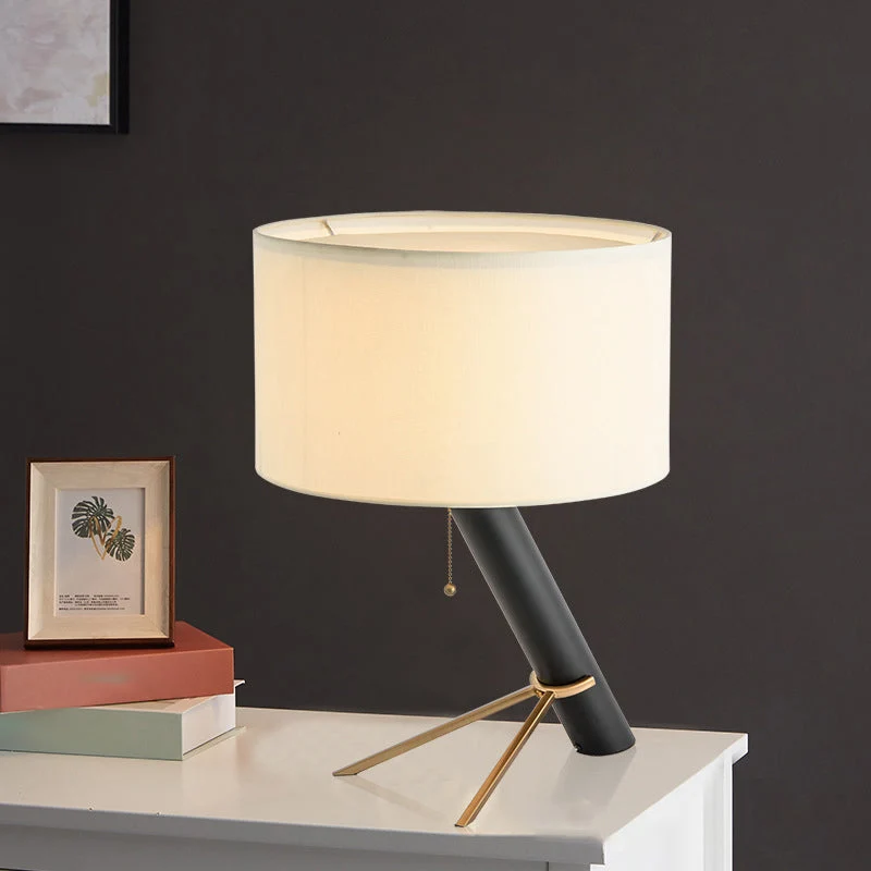 Candeeiro de mesa minimalista com tripé - Candeeiro metálico preto com cúpula redonda de tecido