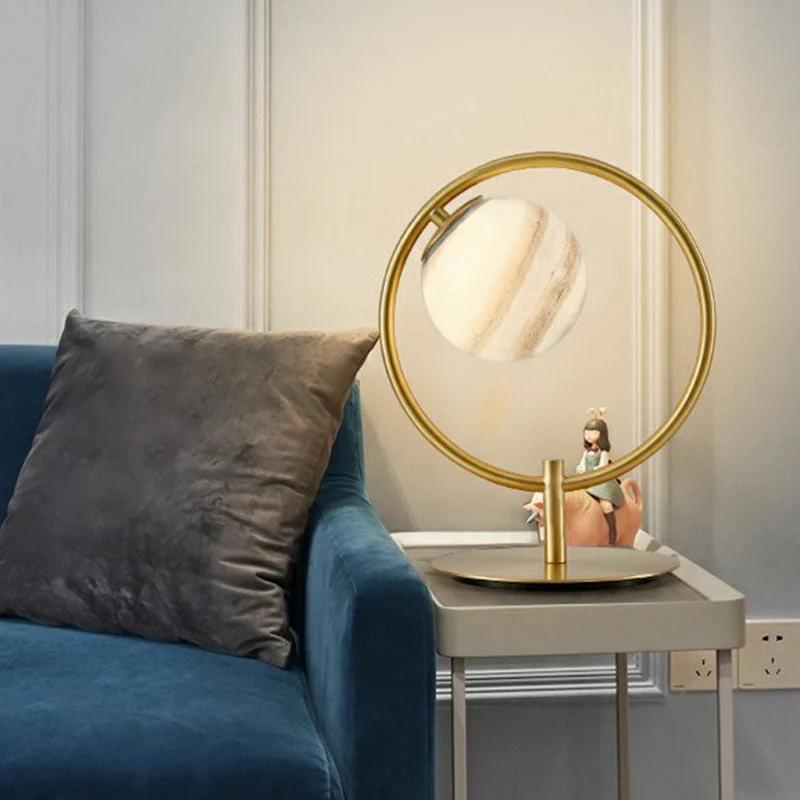 Candeeiro de Mesa Planet - Anel Metálico Dourado com Globo de Vidro, Candeeiro de Mesa LED Moderno