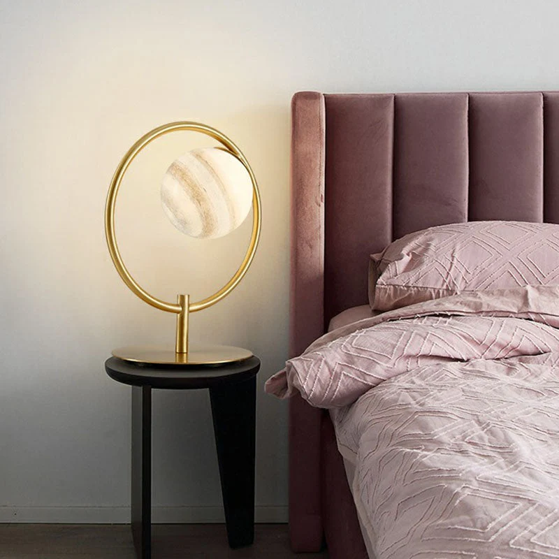 Candeeiro de Mesa Planet - Anel Metálico Dourado com Globo de Vidro, Candeeiro de Mesa LED Moderno