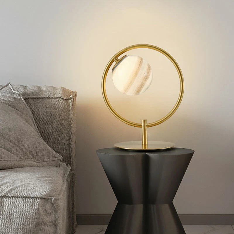 Candeeiro de Mesa Planet - Anel Metálico Dourado com Globo de Vidro, Candeeiro de Mesa LED Moderno