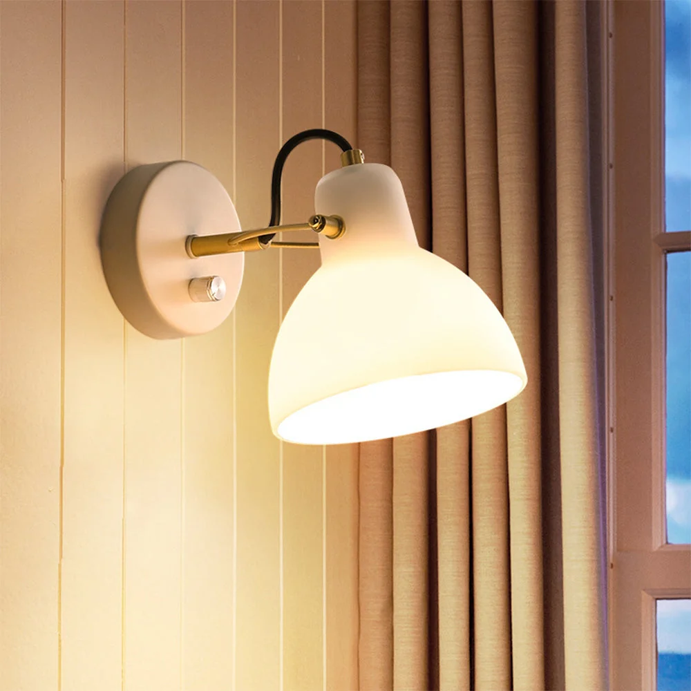 Candeeiro de parede em vidro branco simples e minimalista