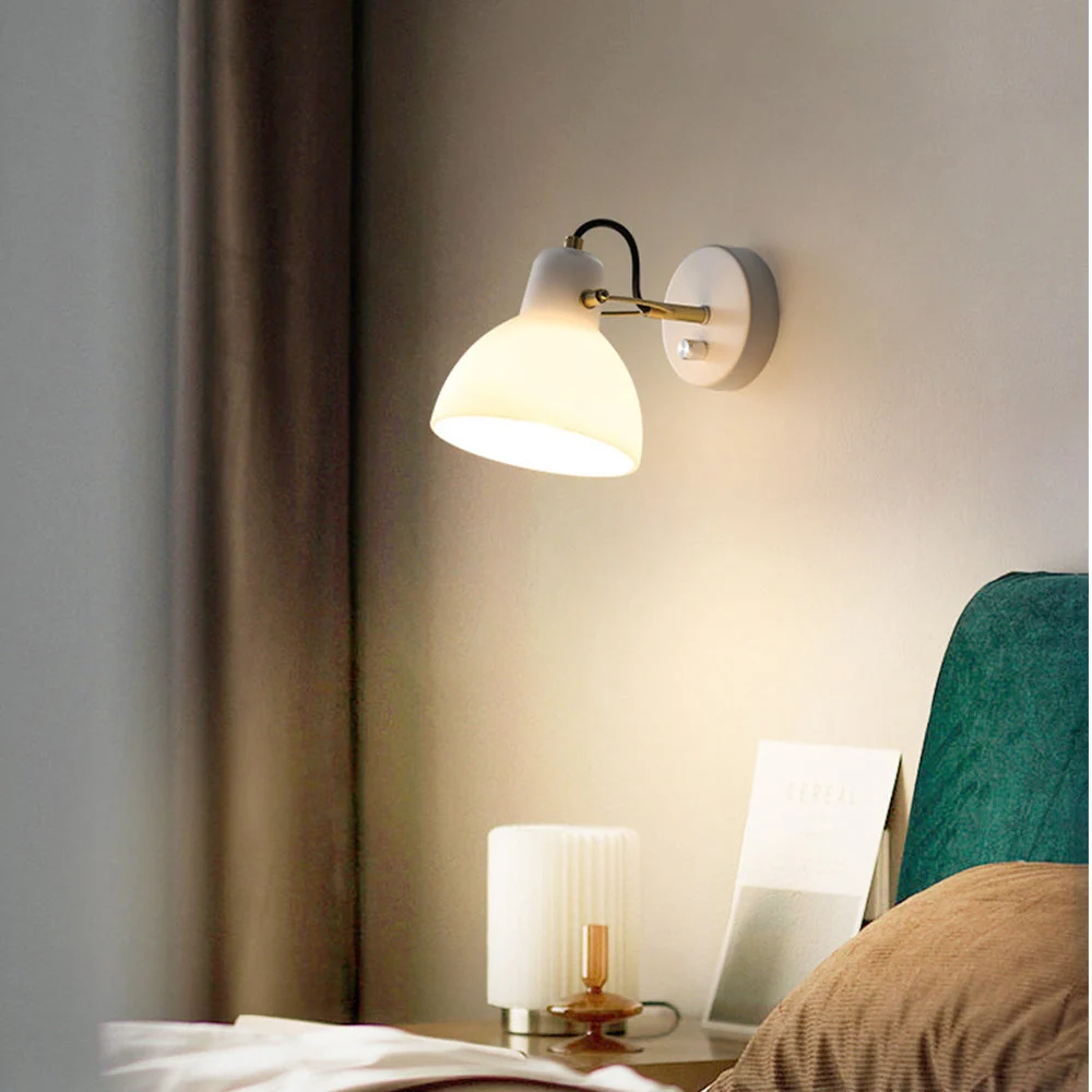 Candeeiro de parede em vidro branco simples e minimalista