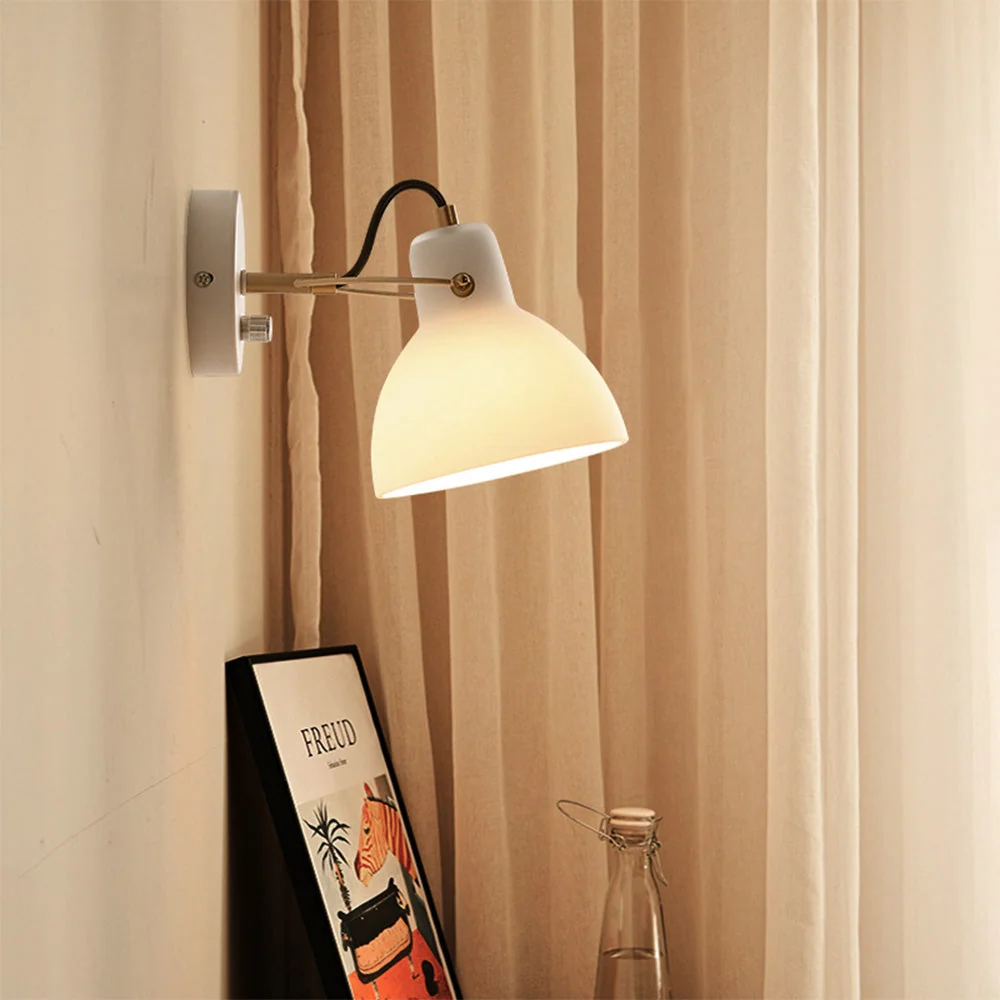 Candeeiro de parede em vidro branco simples e minimalista