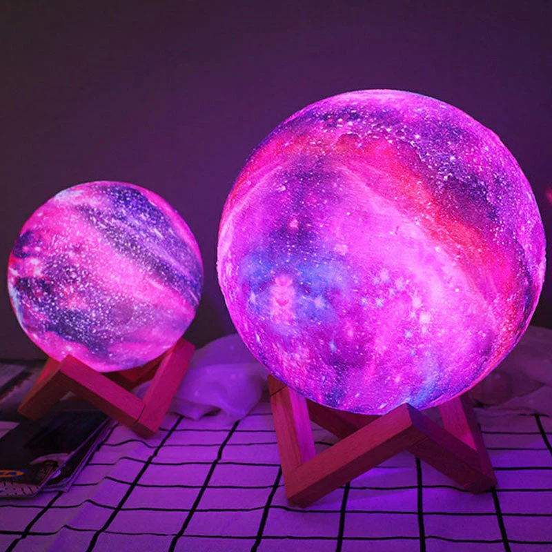 Lâmpada Noturna Esférica Roxa Galaxy - Candeeiro de Mesa LED com Base em Madeira para Crianças