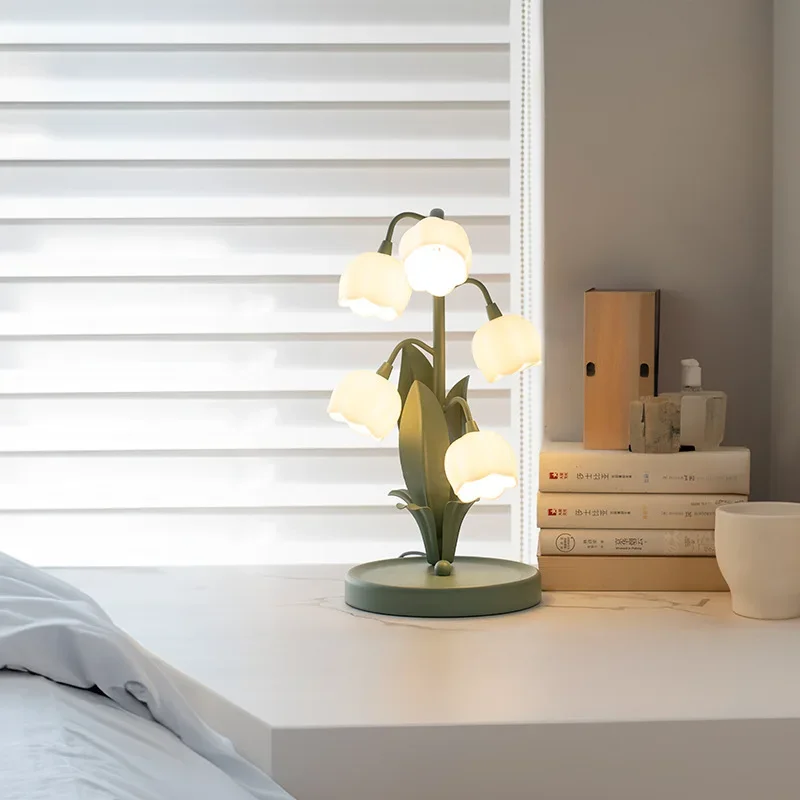 LumeBlossom – Candeeiro de Mesa LED em Forma de Flor com Design Escandinavo