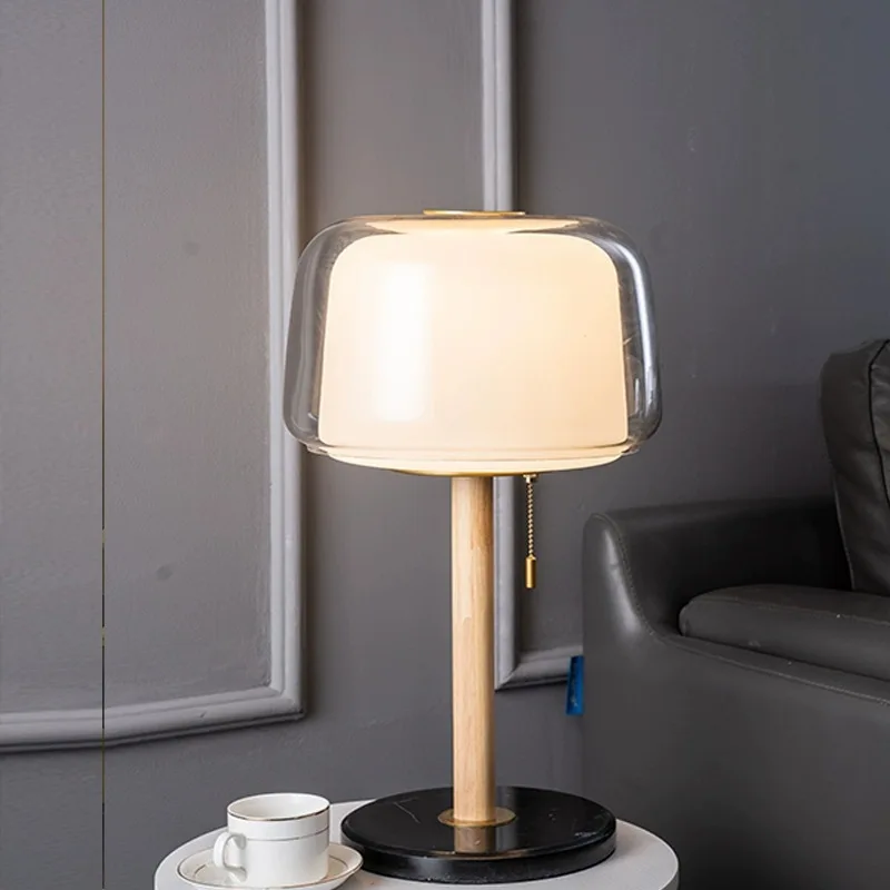 LumeHaven – Candeeiro Noturno com Base de Madeira e Iluminação LED