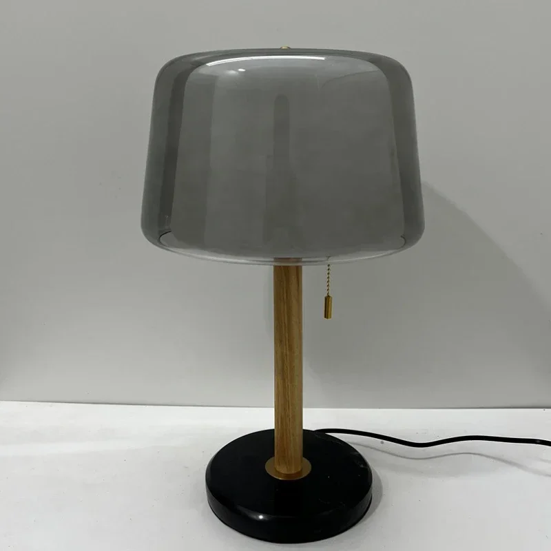 LumeHaven – Candeeiro Noturno com Base de Madeira e Iluminação LED