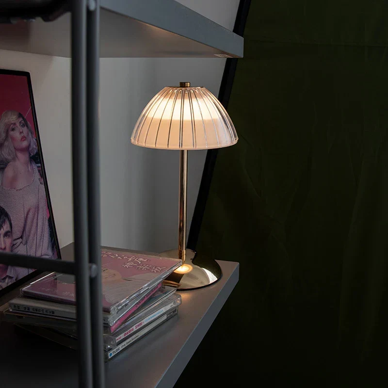 LumeLuxe – Candeeiro de Mesa LED Regulável com Design Escandinavo e USB