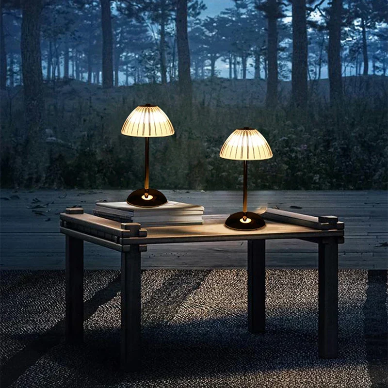 LumeLuxe – Candeeiro de Mesa LED Regulável com Design Escandinavo e USB