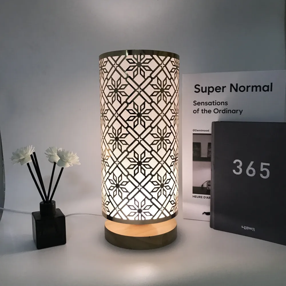 LumiPattern - Candeeiro de Mesa Moderno Alimentado por USB, Brilho Ajustável, Estrutura Metálica e Ecrã Plastificado