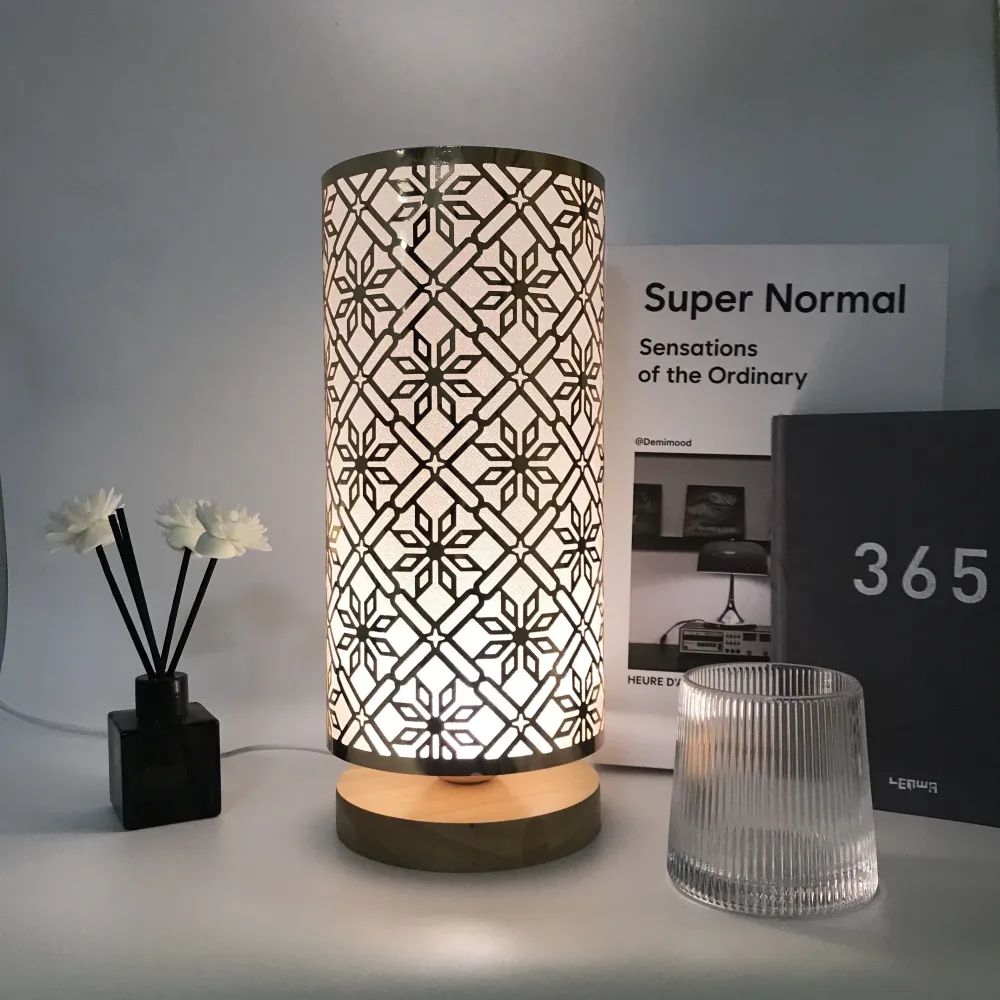 LumiPattern - Candeeiro de Mesa Moderno Alimentado por USB, Brilho Ajustável, Estrutura Metálica e Ecrã Plastificado