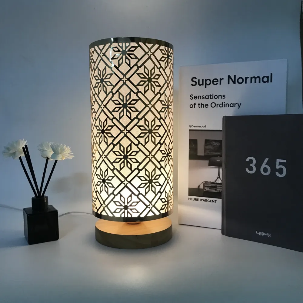 LumiPattern - Candeeiro de Mesa Moderno Alimentado por USB, Brilho Ajustável, Estrutura Metálica e Ecrã Plastificado