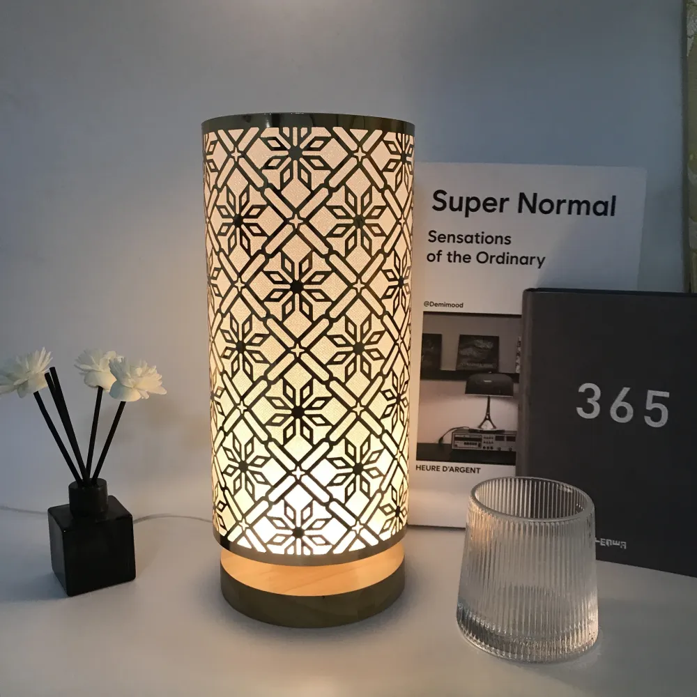 LumiPattern - Candeeiro de Mesa Moderno Alimentado por USB, Brilho Ajustável, Estrutura Metálica e Ecrã Plastificado