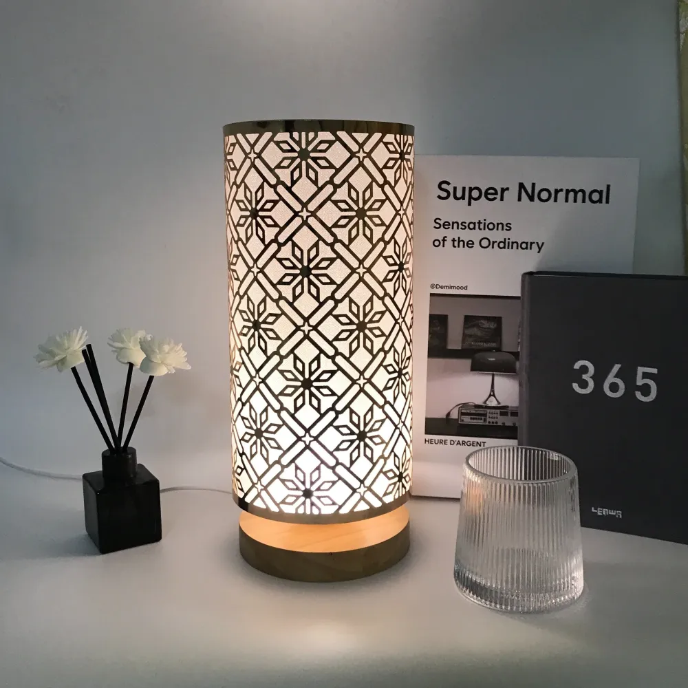 LumiPattern - Candeeiro de Mesa Moderno Alimentado por USB, Brilho Ajustável, Estrutura Metálica e Ecrã Plastificado