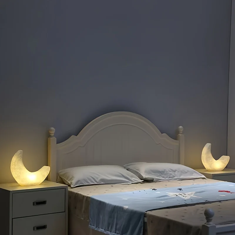 MoonGlow - Lâmpada Noturna Art Déco Lua Crescente, Alimentada Pilhas com Interruptor