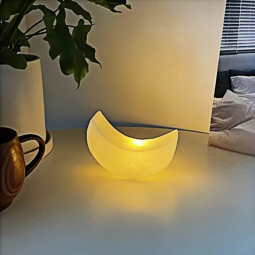 MoonGlow - Lâmpada Noturna Art Déco Lua Crescente, Alimentada Pilhas com Interruptor