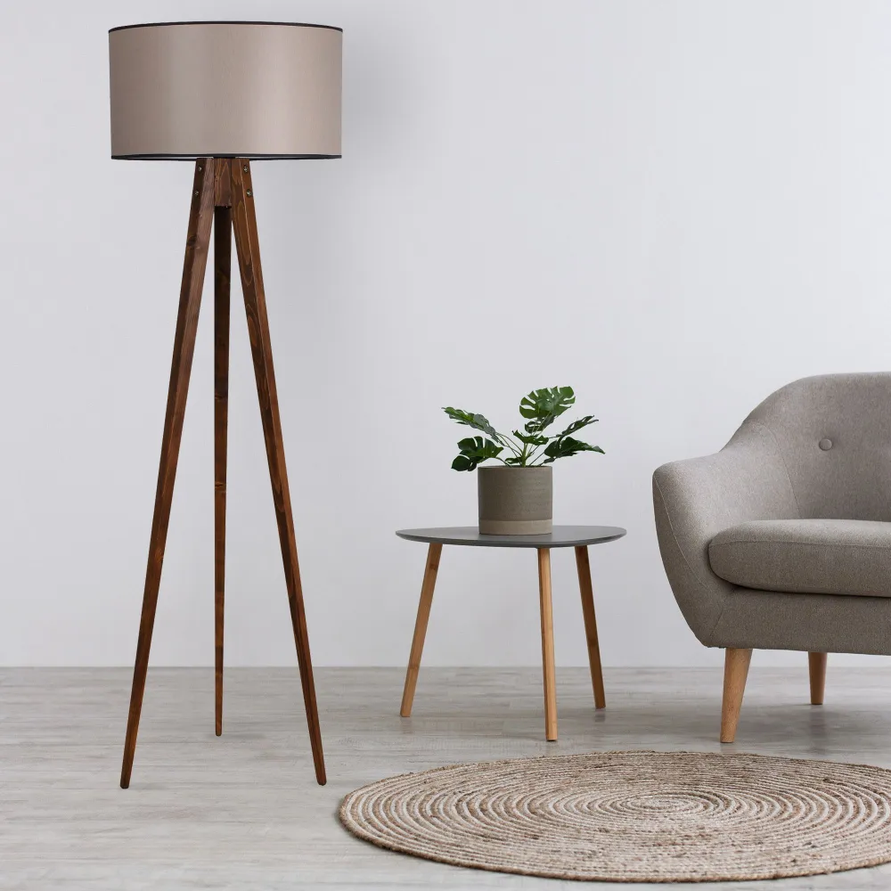 Lampadário tripé Lunctura H153cm Madeira escura e Tecido Bege para Quarto